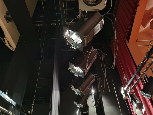 Harga yang bagus 300W LED CRI95 stage lighting RGBALC 6 In 1 Auto Zoom Fresnel Spot Light dengan sistem manajemen warna on line